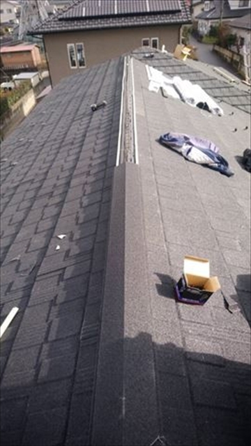 松本市：瓦屋根から高耐久屋根に葺き替え：4.5tから750㎏軽量化で耐震性アップ　棟板金取り付け